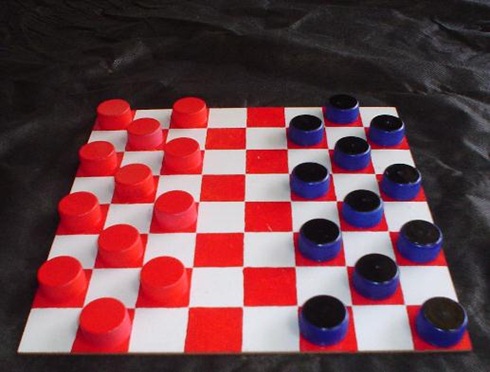 brinquedo ecologico Jogo de Damas tampinhas refri + sobras de divisorias